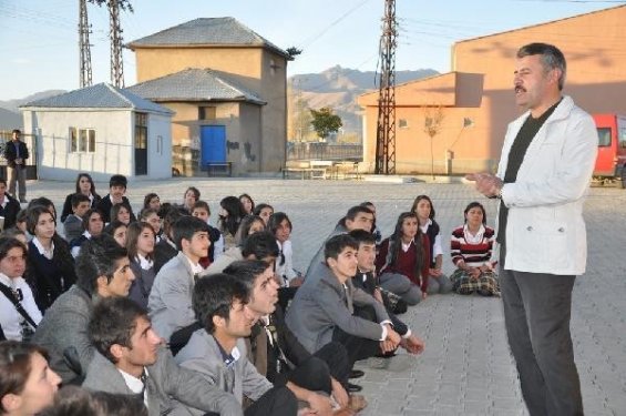 Yüksekovalı öğrencilerden okul yakan PKK'ya tepki 
