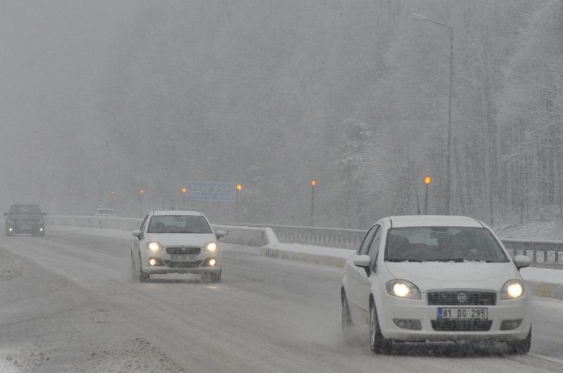 Bolu Dağı'nda kar ulaşıma kar engeli