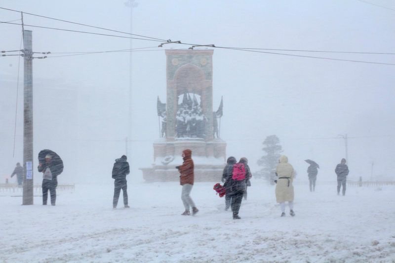 İstanbul'da kar yağışı hayatı olumsuz etkiledi