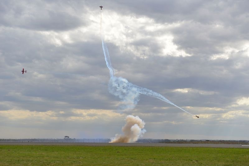 Akrobasi uçakları alev topları arasında nefes kesti