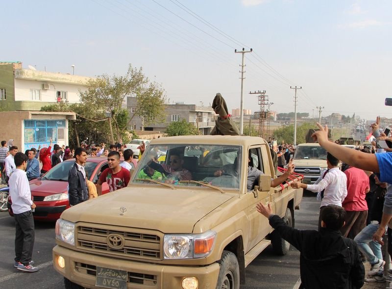 Mardin'de Kobani'ye giden peşmergelere sevgi gösterisi