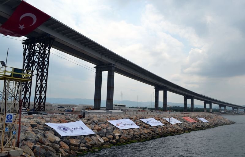 İzmit Körfez Geçiş Köprüsü'nün en ağır tabliyesi yerleştiriliyor