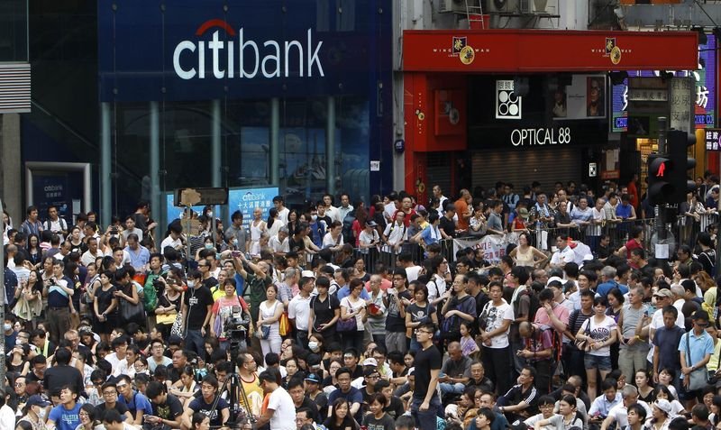 Hong Kong'da halk demokrasi için sokağa döküldü