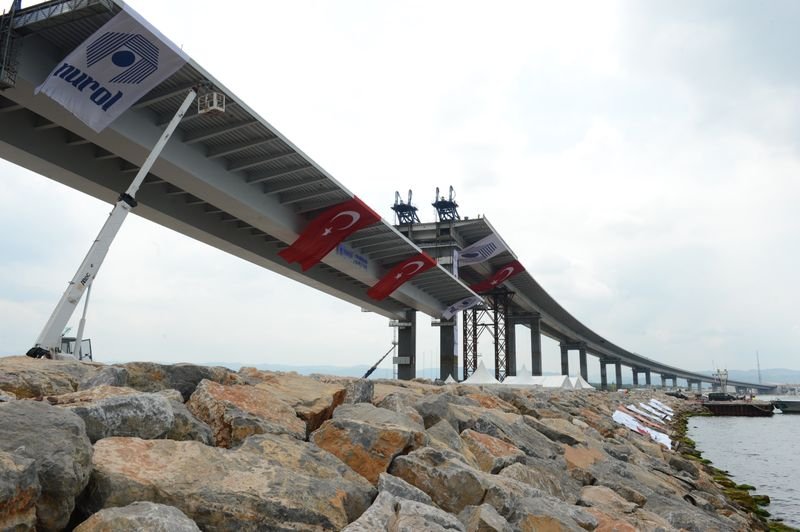 İzmit Körfez Geçiş Köprüsü'nün en ağır tabliyesi yerleştiriliyor