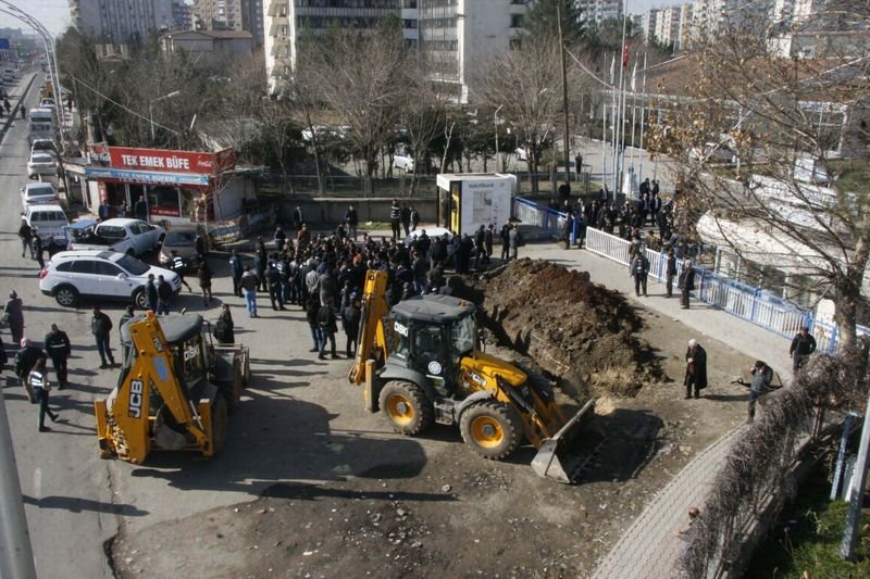 Diyarbakır'da DİSKİ DEDAŞ'ın önüne hendek kazdı