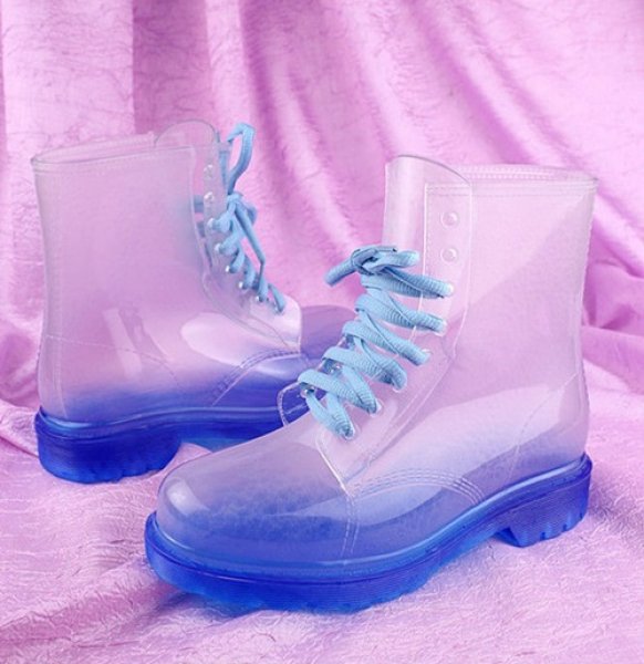 Modayı ayaklarınızla yakalamanızı sağlayacak trend: Şeffaf ayakkabılar