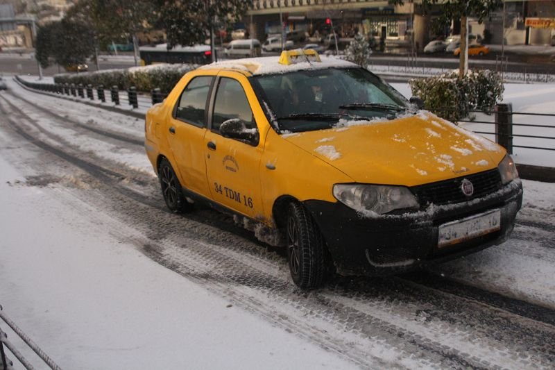 İstanbul'da kar yağışı hayatı olumsuz etkiledi