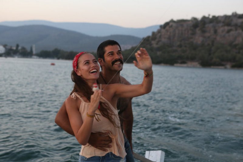 Burak Özçivit ile Fahriye Evcen çifti kameralara yakalandı