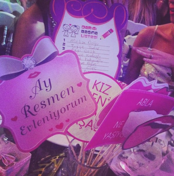 Doğa Rutkay'dan sürpriz kına gecesi