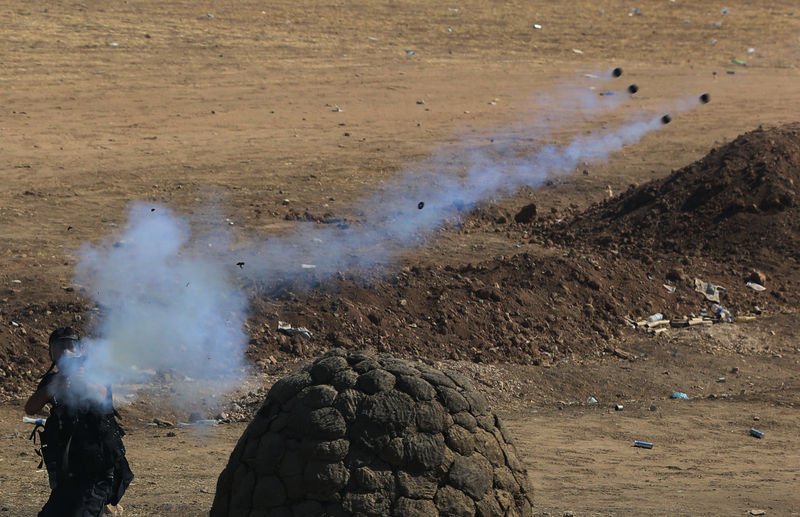 Kobani'ye gitmek isteyen grup askerle çatıştı