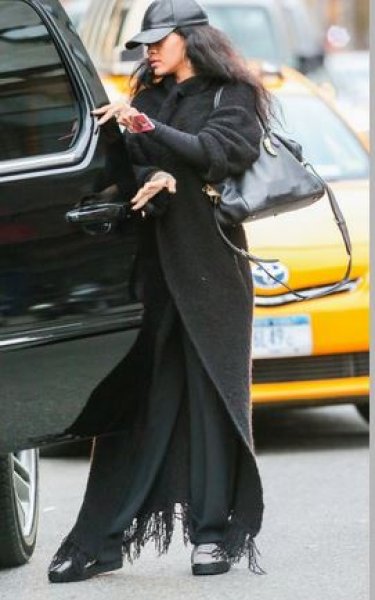 Dünyaca ünlü şarkıcı Rihanna yine çok şeffaf 