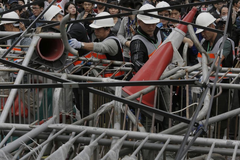 Hong Kong'da gösteri alanları boşaltıldı