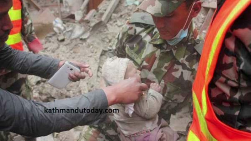 Nepal'deki deprem enkazından bir bebek canlı çıkarıldı