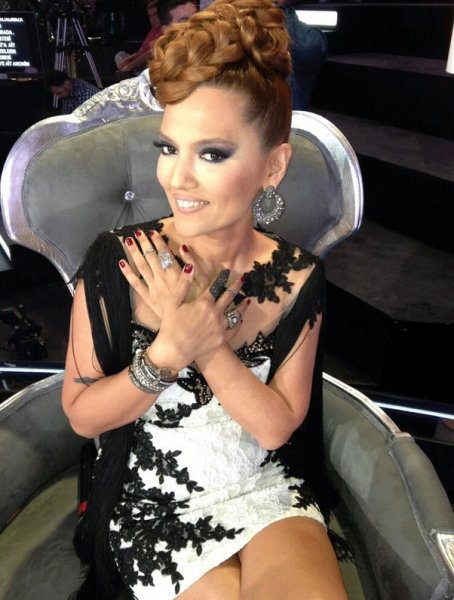 Demet Akalın zirveyi bırakmıyor 