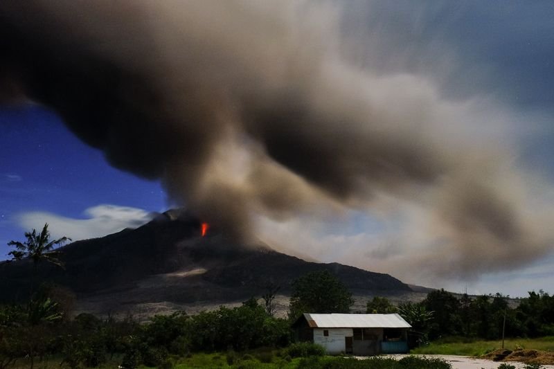 Sinabung Yanardağı patladı