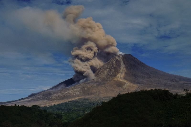 Sinabung Yanardağı patladı