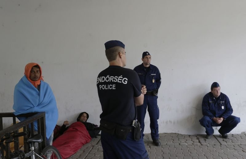 Macaristan'da mülteciler trenlere akın etti