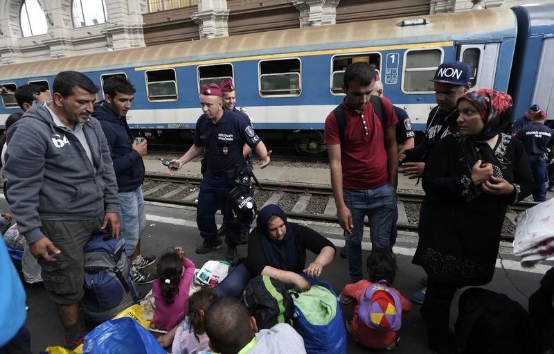 Macaristan'da mülteciler trenlere akın etti