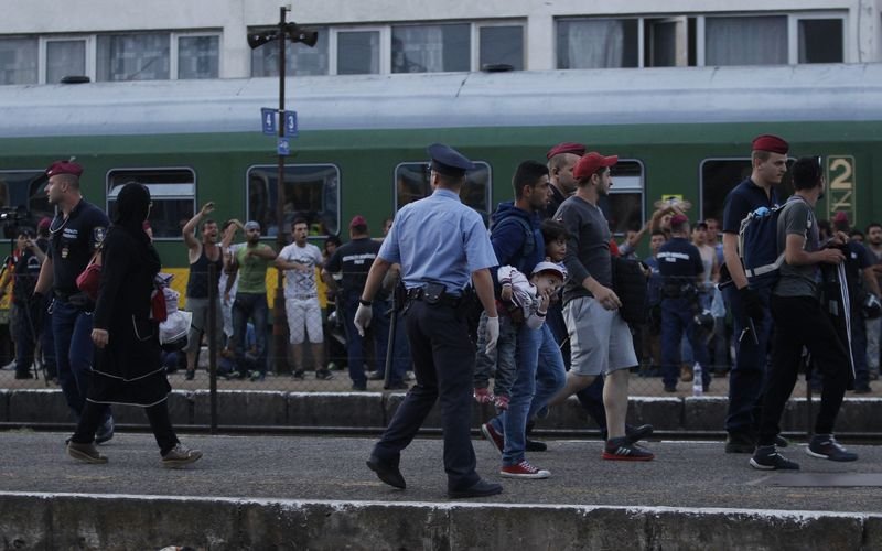 Macaristan'da mülteciler trenlere akın etti