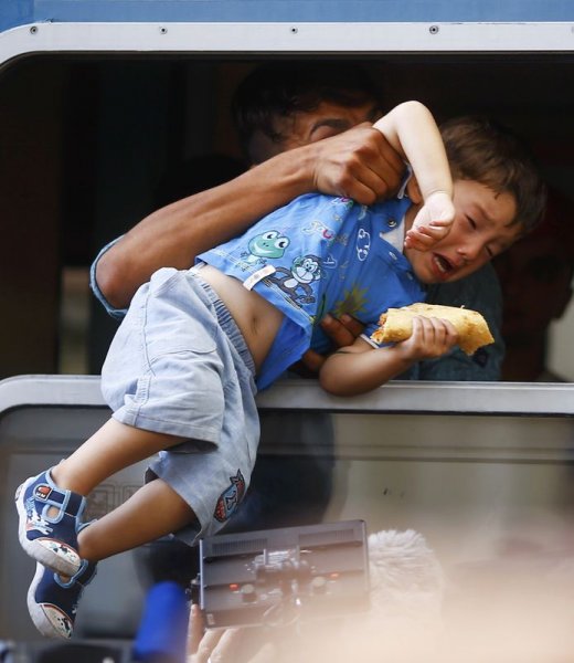 Macaristan'da mülteciler trenlere akın etti