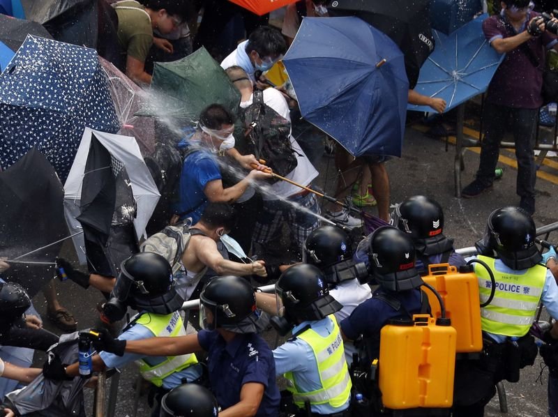 Hong Kong'da Şemsiye Devrimi sürüyor