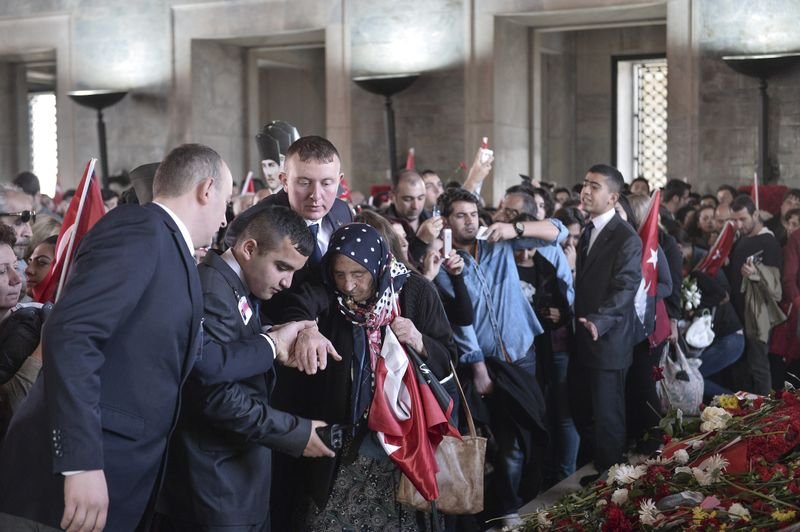 On binler Anıtkabir'e akın etti