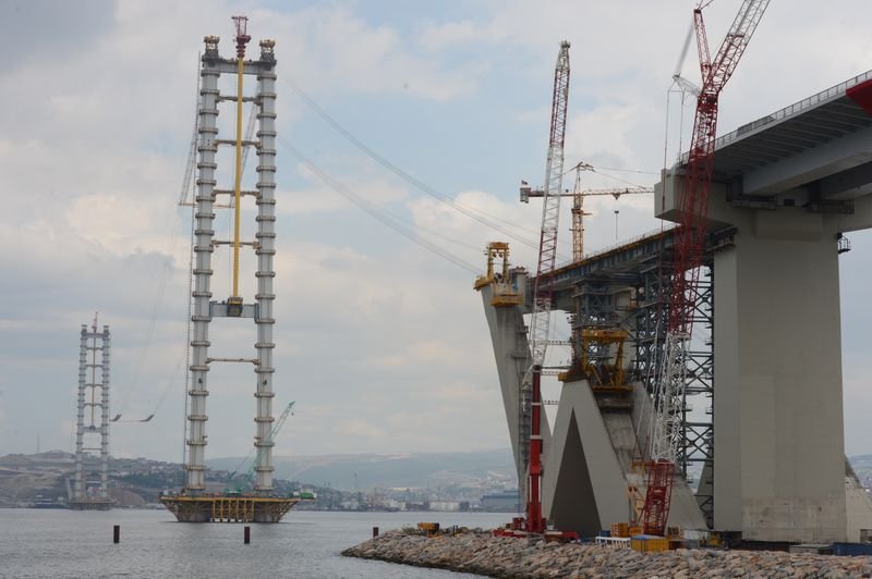 İzmit Körfez Geçiş Köprüsü'nün en ağır tabliyesi yerleştiriliyor