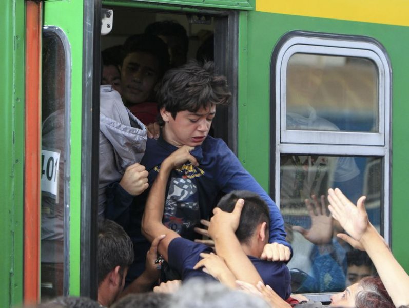 Macaristan'da mülteciler trenlere akın etti