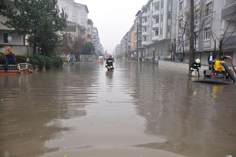 Edirne'de sağanak yaşamı olumsuz etkiledi