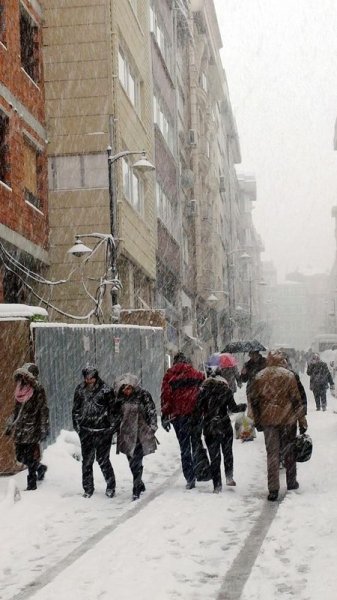 İstanbul'da kar yağışı hayatı olumsuz etkiledi