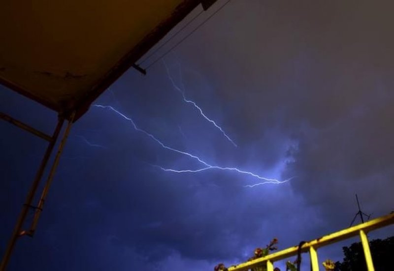 İstanbul'da şimşekler geceyi aydınlattı