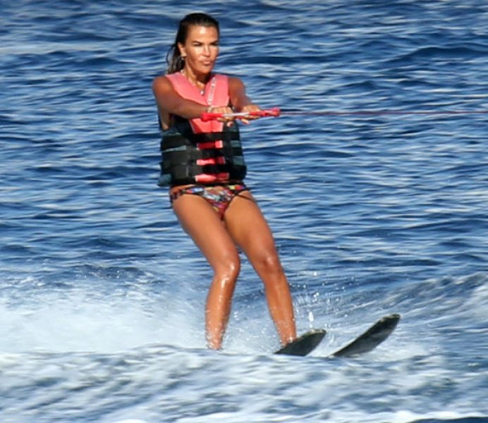 Özlem Yıldız Bodrum plajına damga vurdu 