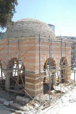 Malkoçoğlu'nun türbesi harabeye döndü