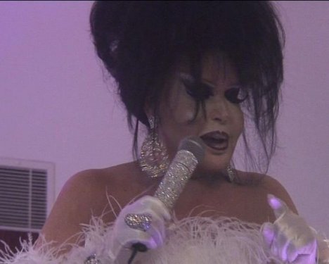 Bülent Ersoy dinleyicisine sinirlendi