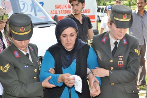 Kadın vekil şehit cenazesinde saf tuttu