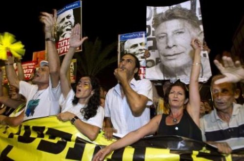 İsrail halkı sokaklar döküldü 