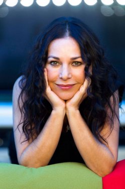 Ünlü oyuncu kızının gördüğü şiddeti ağlayarak anlattı