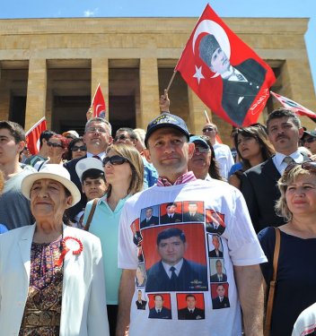 Balyoz sanıkları Anıtkabir'i ziyaret etti