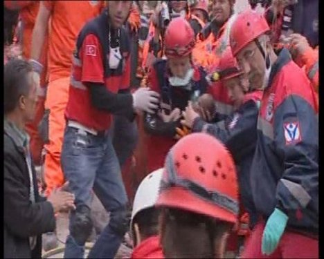 Van Depremi'nin mucizesi Azra bebek