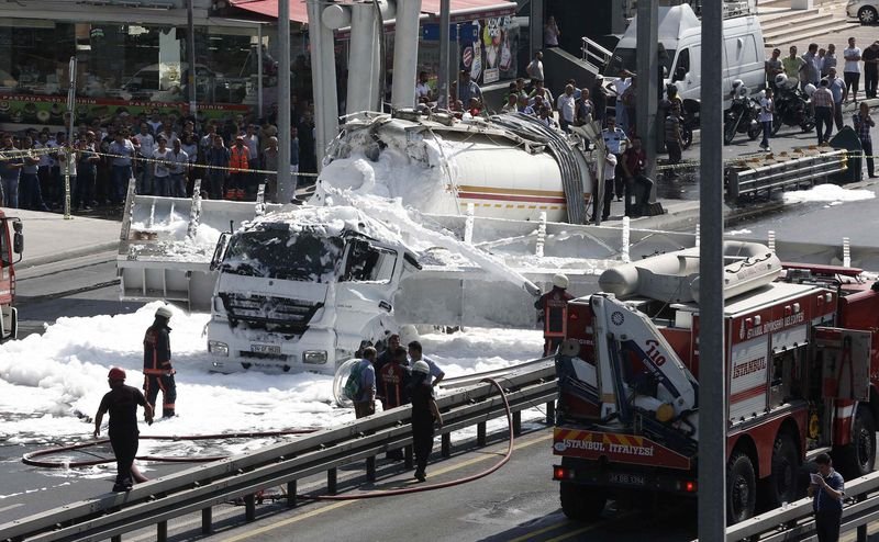 Avcılar'da E-5 üzerinde bir üst geçit çöktü