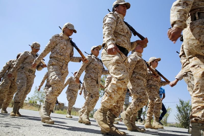 Kadın peşmergelerin beceri eğitiminden kareler