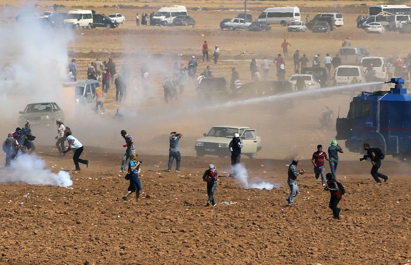 Kobani'ye gitmek isteyen grup askerle çatıştı