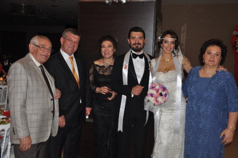 Seda Bakan kına gecesinde gelinlik giydi 