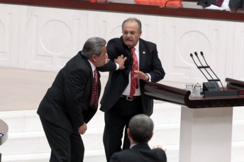 AK Parti'li Salim Uslu Kamer Genç'i Meclis kürsüsünden itti