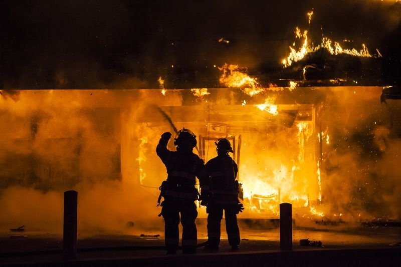 ABD'de siyahi genci öldüren polis yargılanmayacak