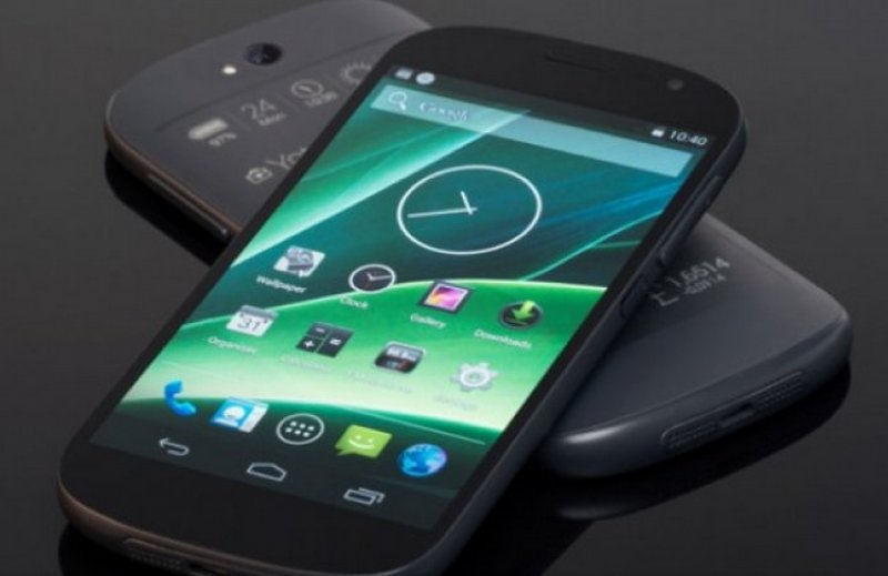 Rusya'da çift ekranlı YotaPhone 2 satışa çıktı