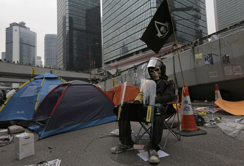 Hong Kong'da gösteri alanları boşaltıldı