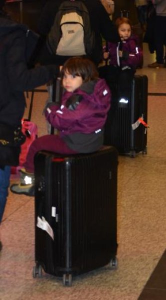 Tuba Büyüküstün ikizleri valiz üstünde taşıdı