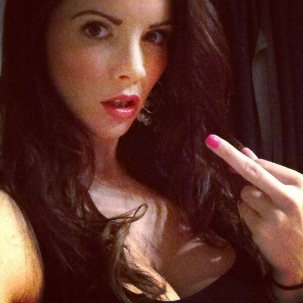 Ünlü sunucu Claira Hermet göğüslerine partiyle veda etti