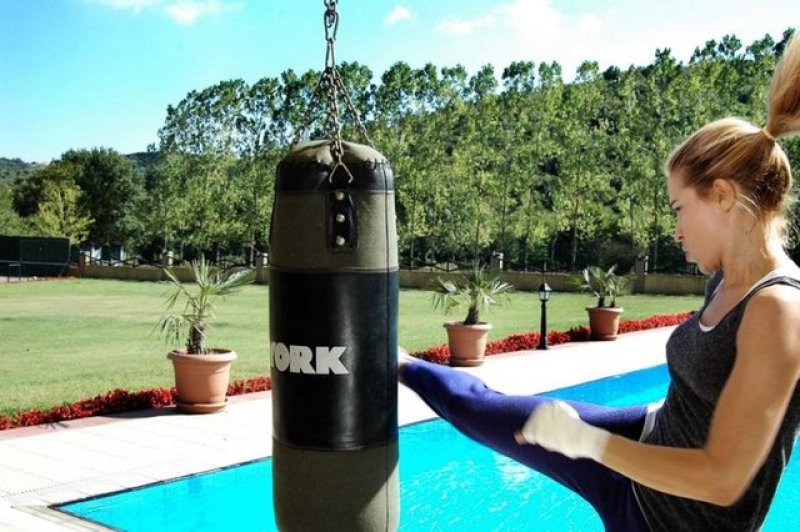 Burcu Esmersoy'un ilkokul fotoğrafı şaşırttı